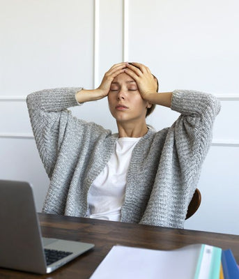 Dolor de cabeza por pantallas: causas reales y cómo aliviarlo
